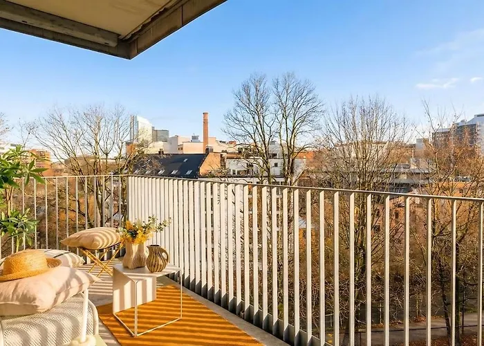 Daire Modern Riverside Retreat Gruenerlokka With Balcony *