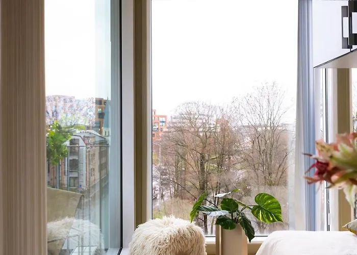 Modern Riverside Retreat Gruenerlokka With Balcony Daire