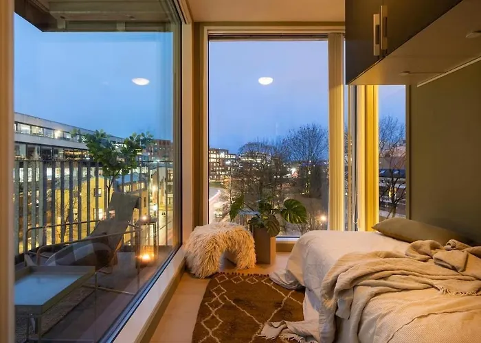 Modern Riverside Retreat Gruenerlokka With Balcony